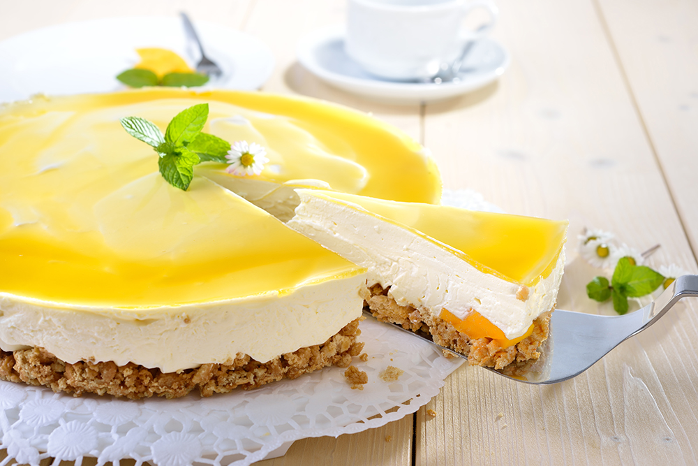 limonlu cheesecake tarifi, ekşi ve tatlıyı birleştiren bir tarif. Sarı rengi, dolgun kreması ve leziz pastasıyla çok seveceksiniz