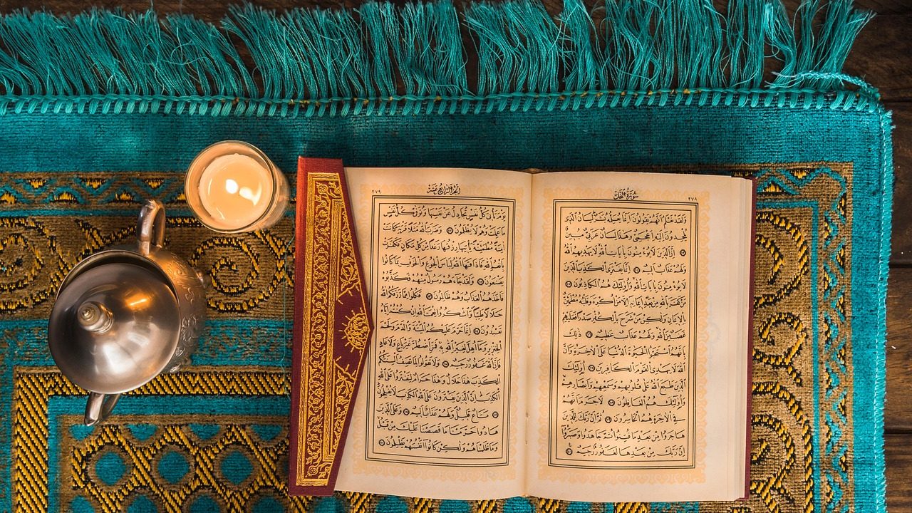 Açık Kur'an-ı Kerim sayfaları üzerinde Fatiha Suresi