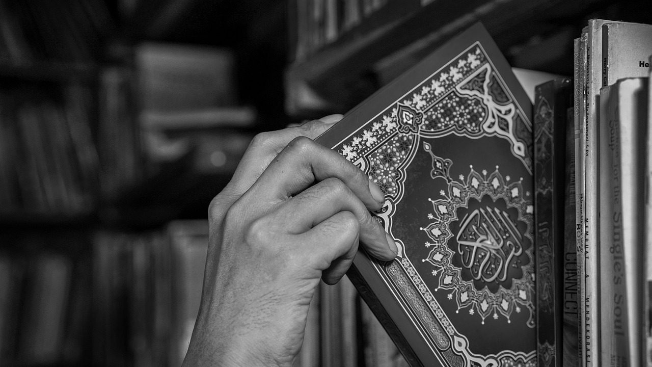 Açık Kur'an-ı Kerim sayfaları ve tespih detayı
