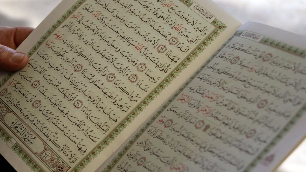 Açık Kur'an sayfası üzerinde Ayetel Kürsi metni ve tespih detayı