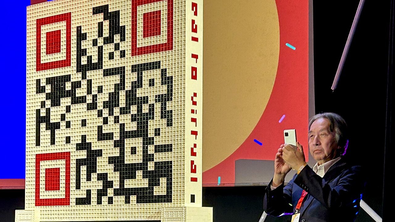 Akıllı telefon kamerası ile restoranda QR kod okutma işlemi
