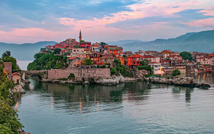 Amasra Gezilecek Yerler: Tarihi Kaleler, Koylar ve Gezi Rehberi