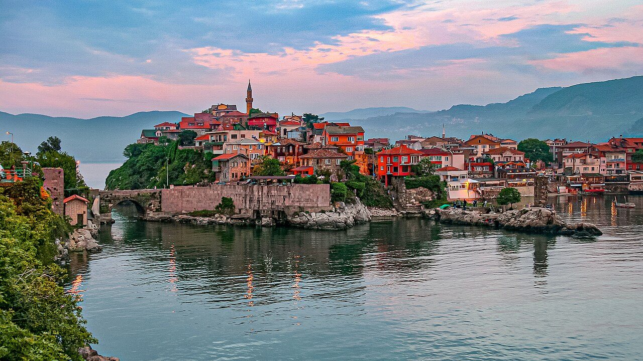 Amasra Kalesi ve Kemere Köprüsü sahil manzarası