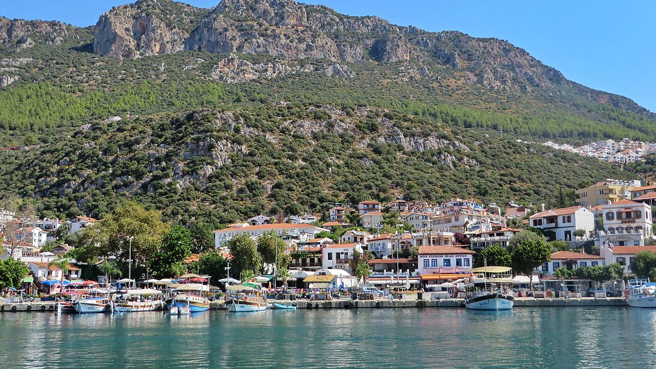 Antalya Kaş sokakları ve turkuaz Akdeniz manzarası