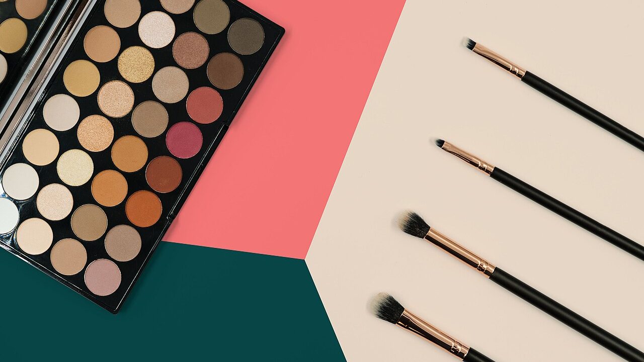 Arap göz makyajı tekniğiyle uygulanmış belirgin kuyruklu eyeliner ve dumanlı far görünümü