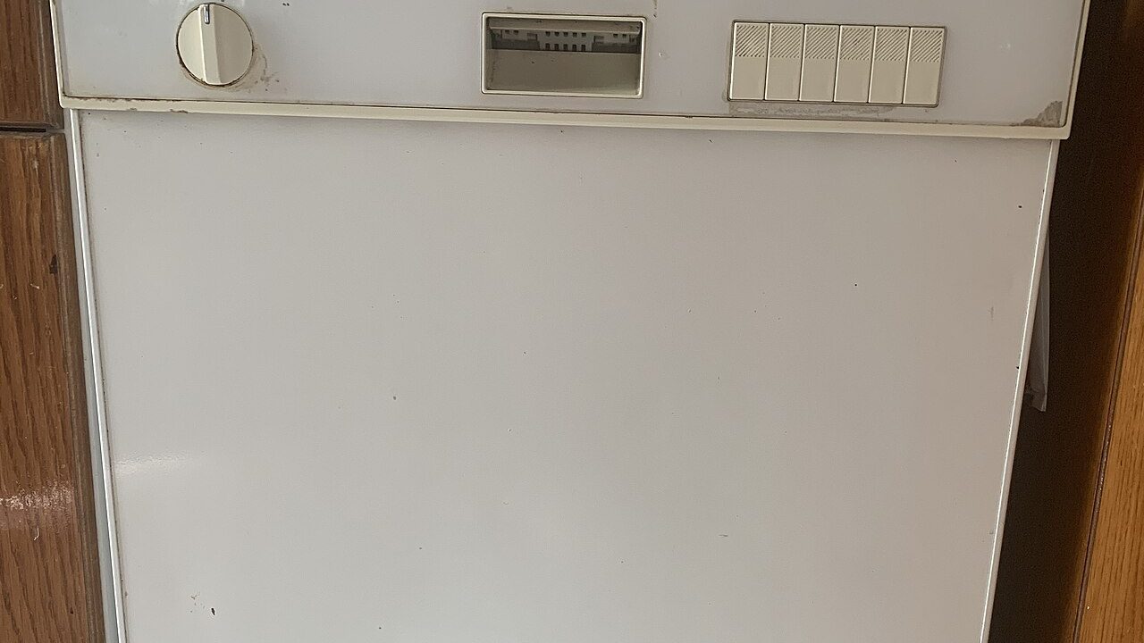 Arçelik yetkili servis teknisyeni beyaz eşya onarımı ve arıza tespiti yaparken