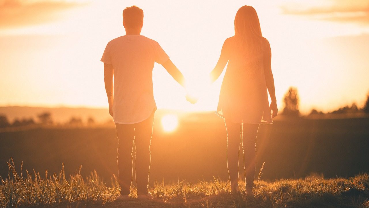 Balık burcu uyumu ve aşk ilişkilerini temsil eden romantik çift