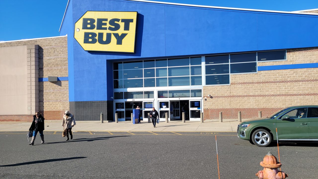 Best Buy mağazasında oyun deneyim alanı ve teknoloji ürünleri reyonu