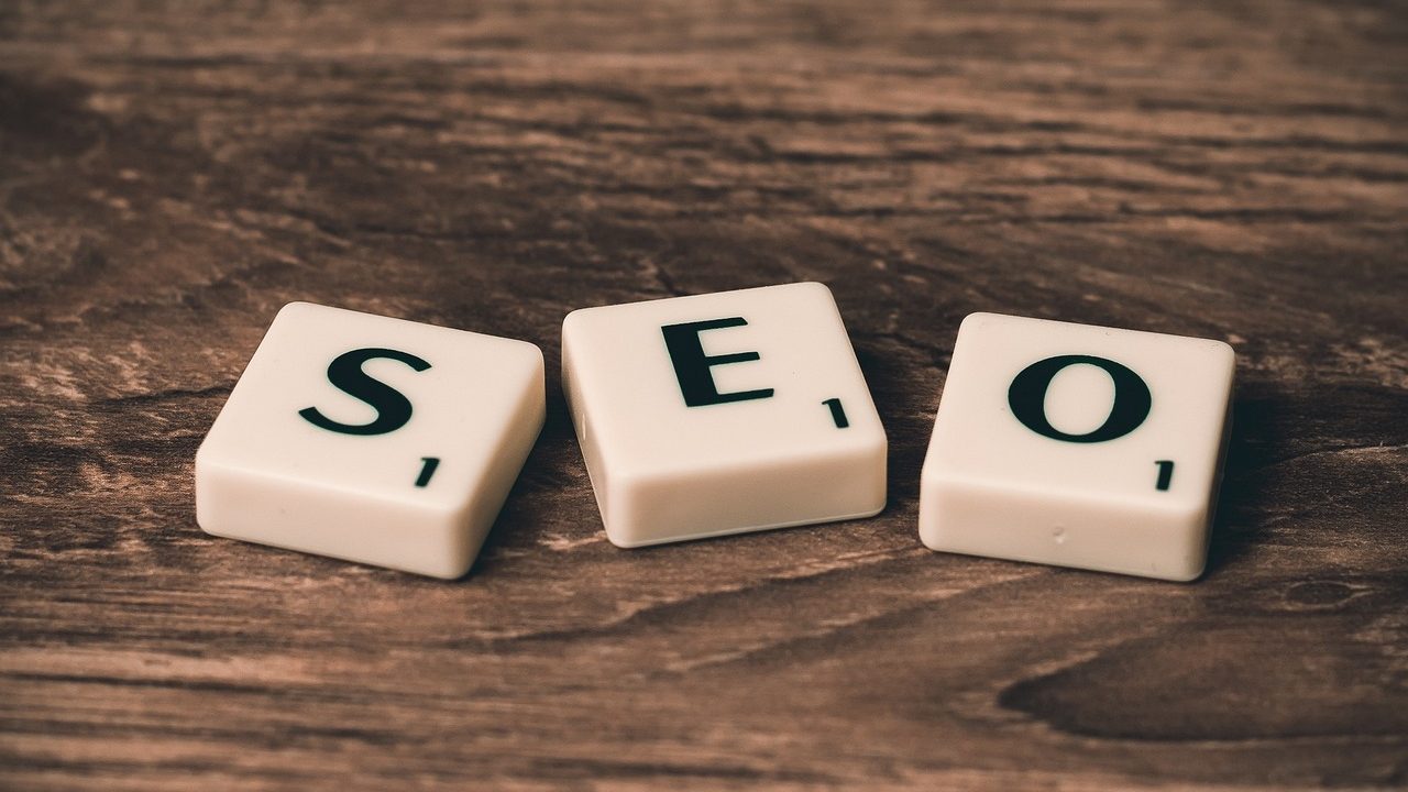 Bilgisayar ekranında arama motoru optimizasyonu analizleri ve SEO sıralama grafikleri
