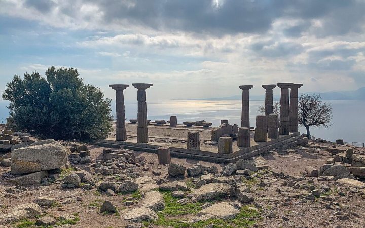 Assos Gezilecek Yerler: Antik Kent, Köy ve Koylar Rehberi