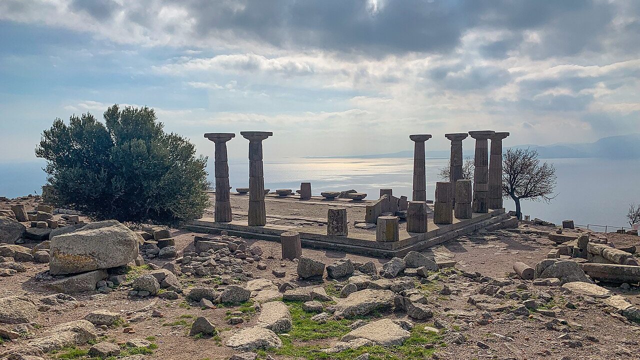 Çanakkale Assos Antik Kenti'nde yer alan Athena Tapınağı sütunları ve Ege Denizi manzarası