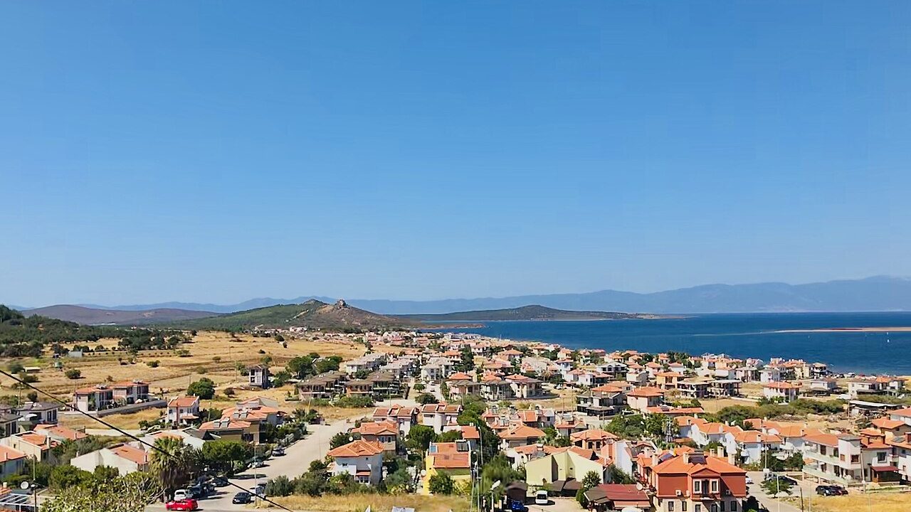 Cunda Adası'nın tarihi taş sokakları ve geleneksel taş evleri