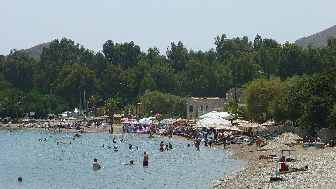 Datça sahil şeridi, berrak koylar ve Knidos Antik Kenti manzarası