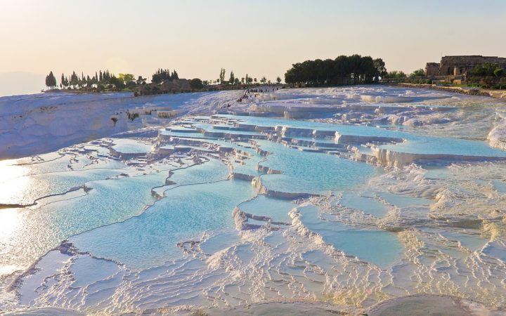 Pamukkale Gezilecek Yerler: Travertenler ve Hierapolis