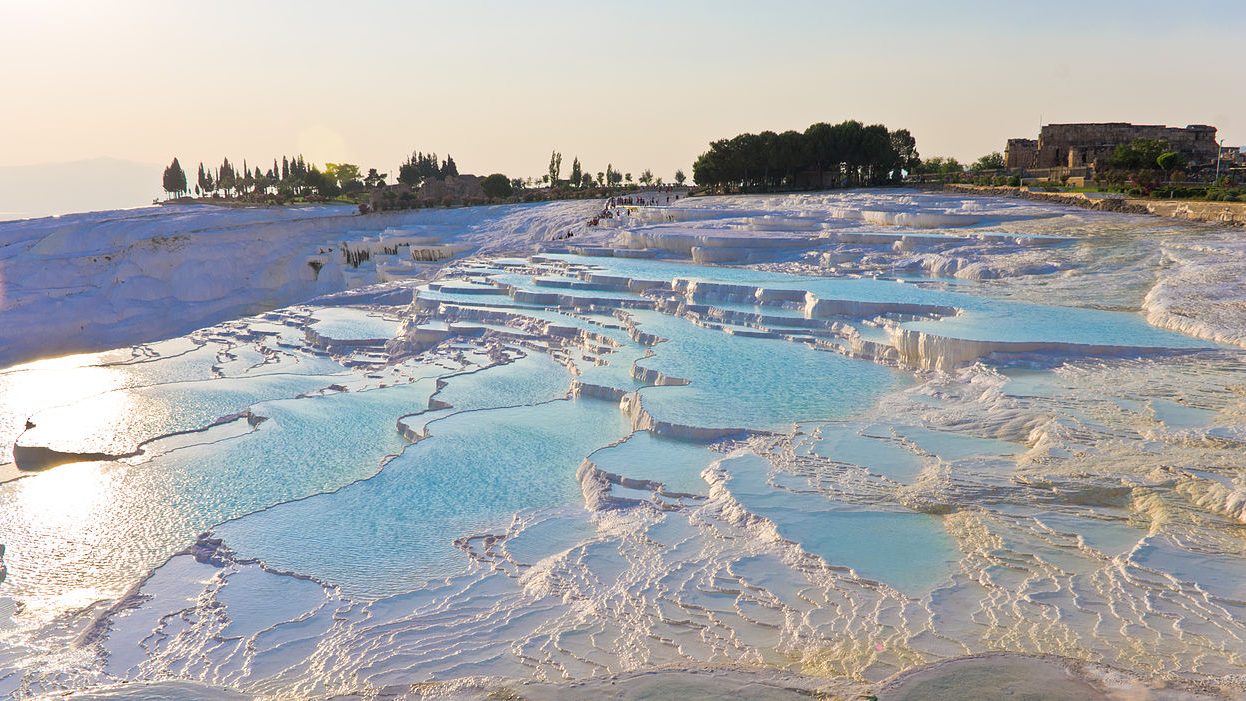 Denizli Pamukkale beyaz traverten terasları ve termal su havuzları