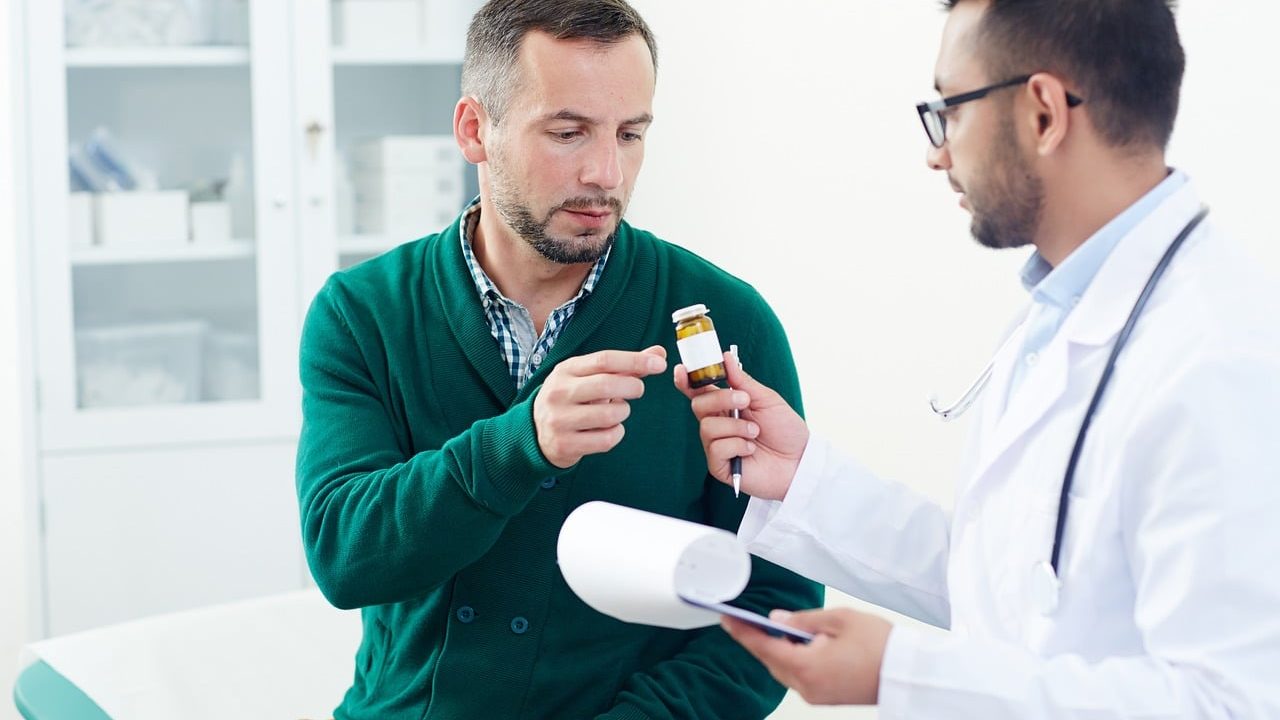 Doktor muayenehanesinde erken boşalma ve cinsel sağlık üzerine yapılan hasta görüşmesi