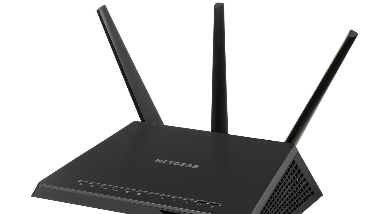 Ev veya ofis ortamında kablosuz modem ve ağ ayarlarını yapılandıran bilgisayar