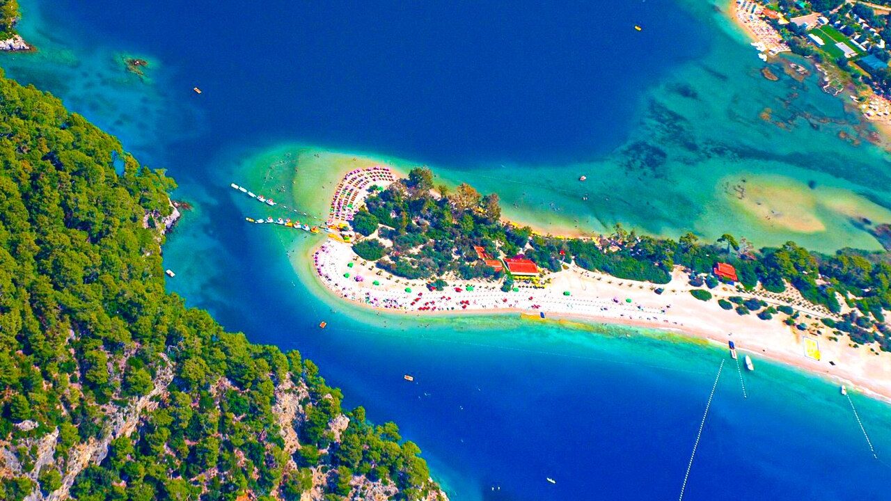 Fethiye Kelebekler Vadisi kumsalı ve sarp kanyon kayalıkları
