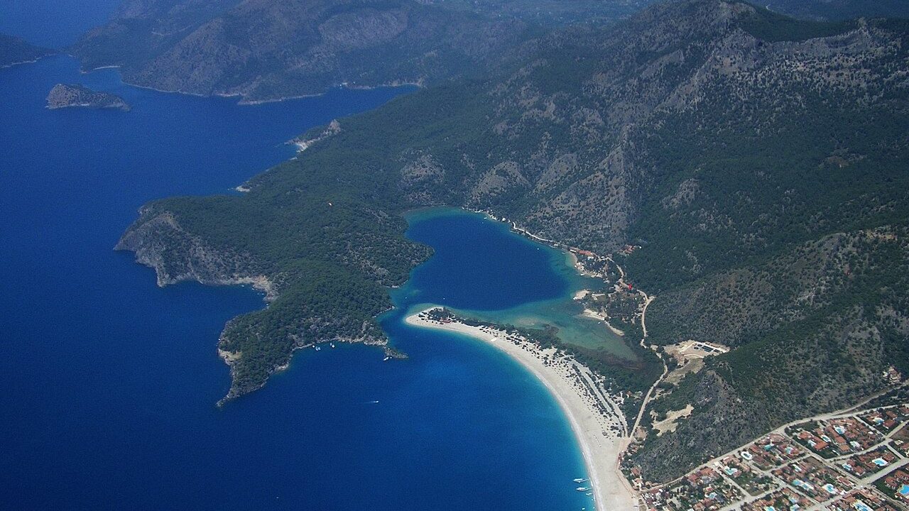 Fethiye Ölüdeniz lagünü ve turkuaz sahil manzarası