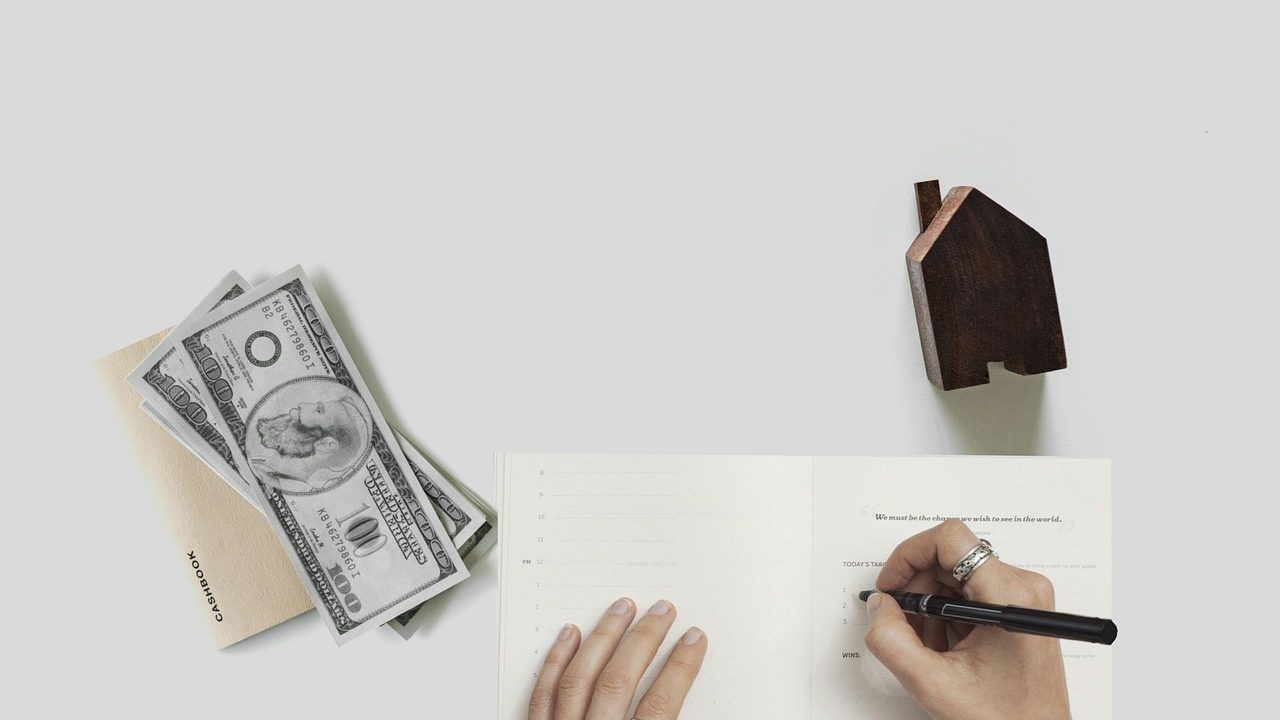 Finansal özgürlük rehberi için bütçe planlaması, hesap makinesi ve birikim notları