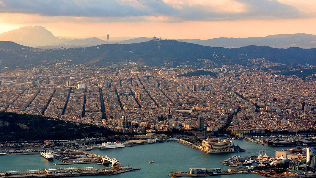 Geleneksel deniz ürünlü paella tavası ve Barcelona tapas çeşitleri