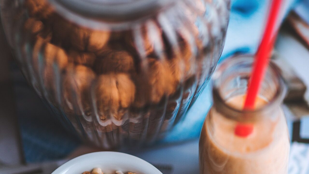 Glutensiz beslenme için sağlıklı tahıllar, karabuğday ve taze sebzeler