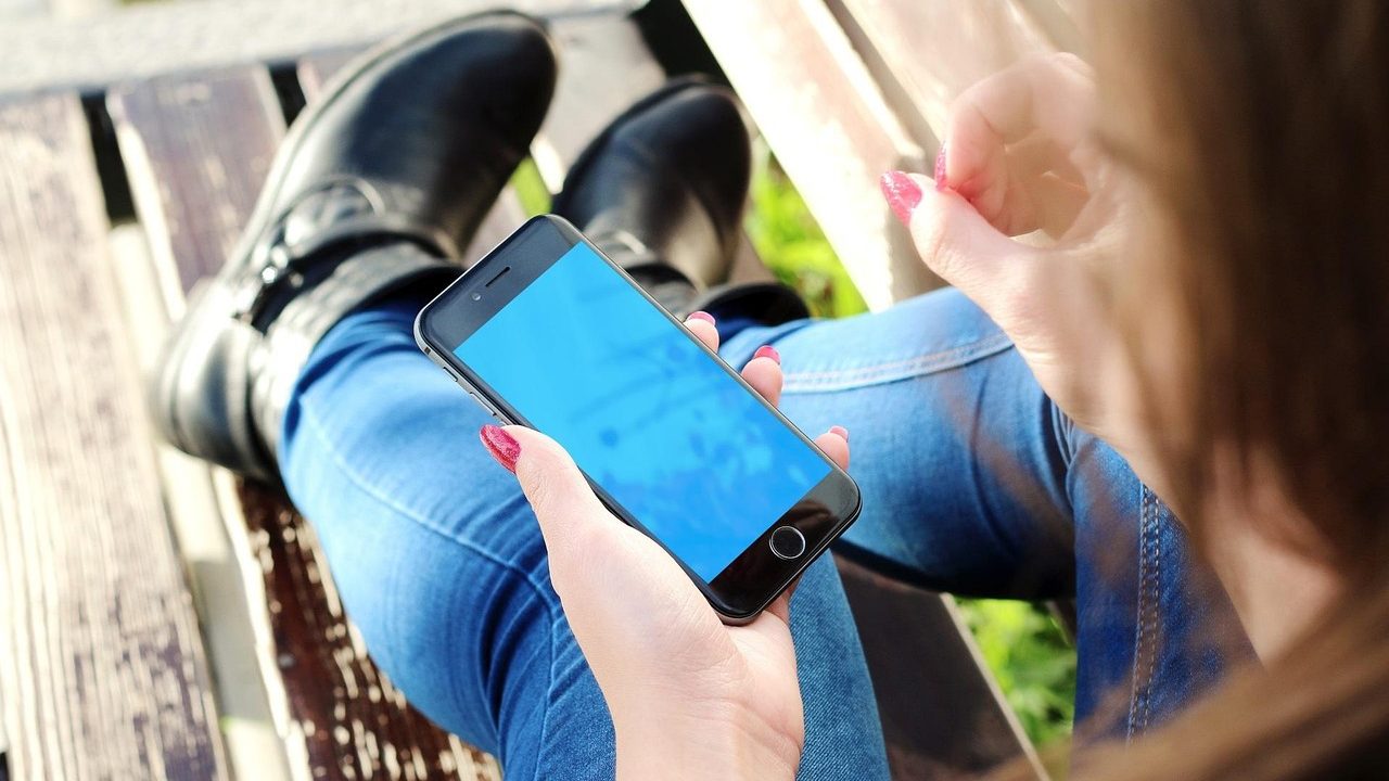 İlişkisinde aldatılma şüphesi yaşayan ve telefona bakan partner