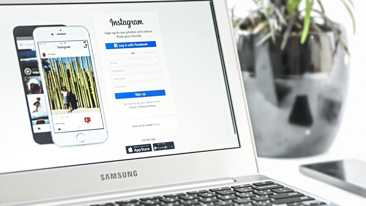 Instagram uygulamasında profil ve gizlilik ayarlarını gösteren akıllı telefon ekranı