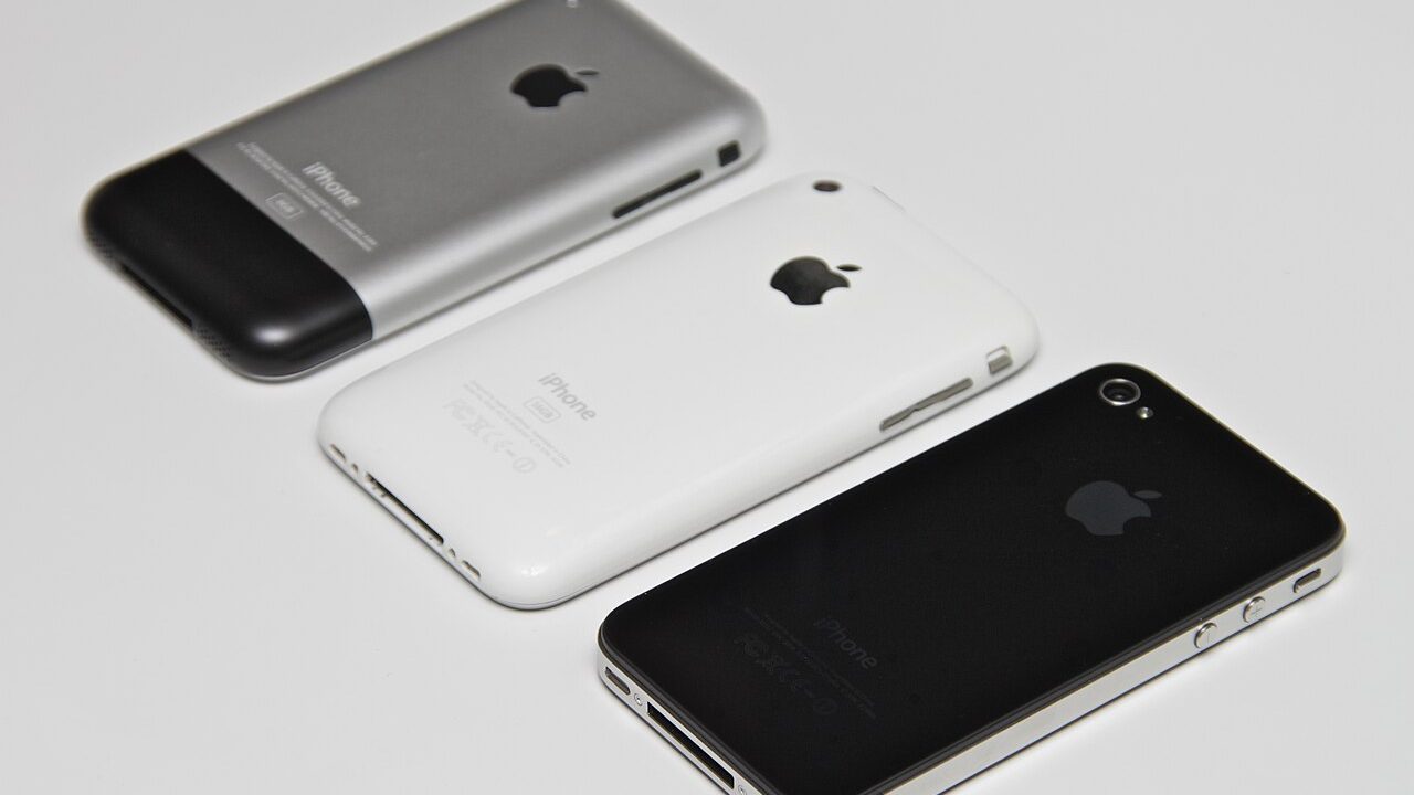 iPhone ekranında mobil oyun oynayan kullanıcı