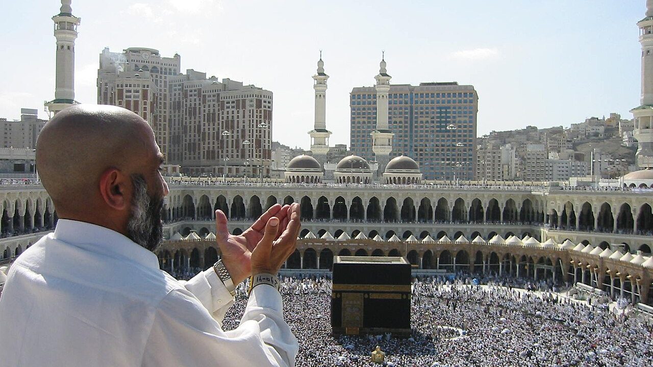 Kâbe etrafında tavaf eden ve ihram giymiş umre ziyaretçileri