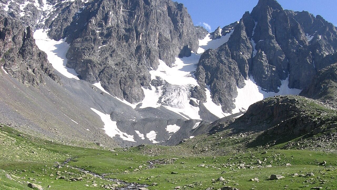 Kaçkar Dağları'nda trekking yapan yürüyüşçüler ve buzul gölü manzarası