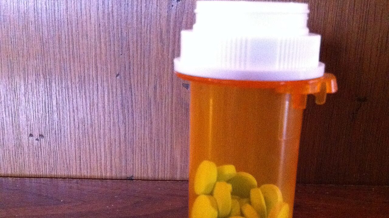 Kalp elektrosu ve antibiyotik ilaç şişesi detay görüntüsü