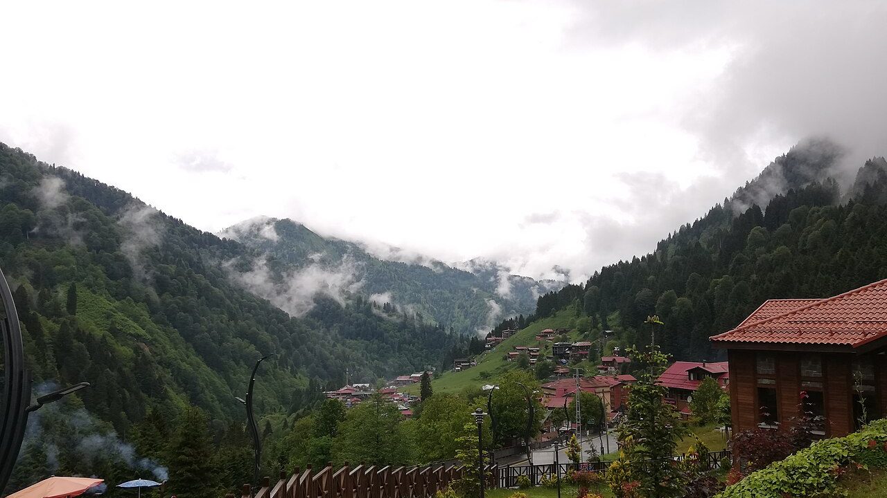 Karadeniz yayla turu rotası üzerindeki yeşil dağlar ve vadiler