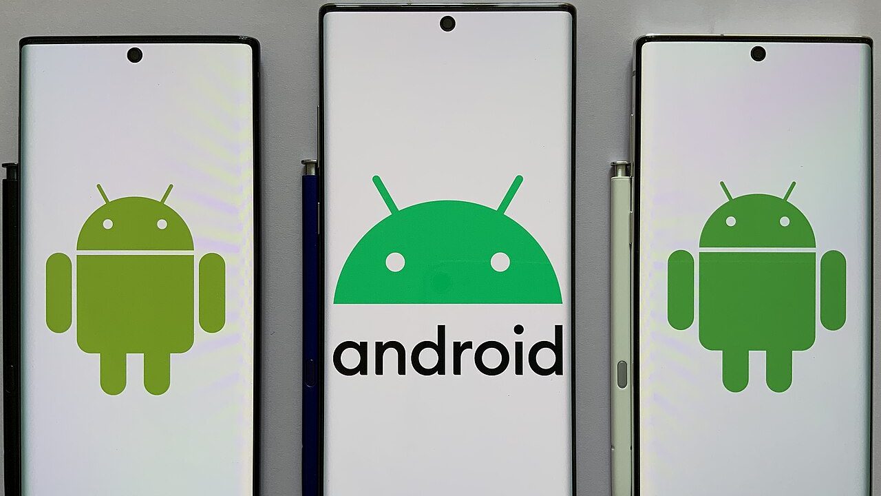 Kilit ekranı şifresi veya deseni girilen bir Android akıllı telefon