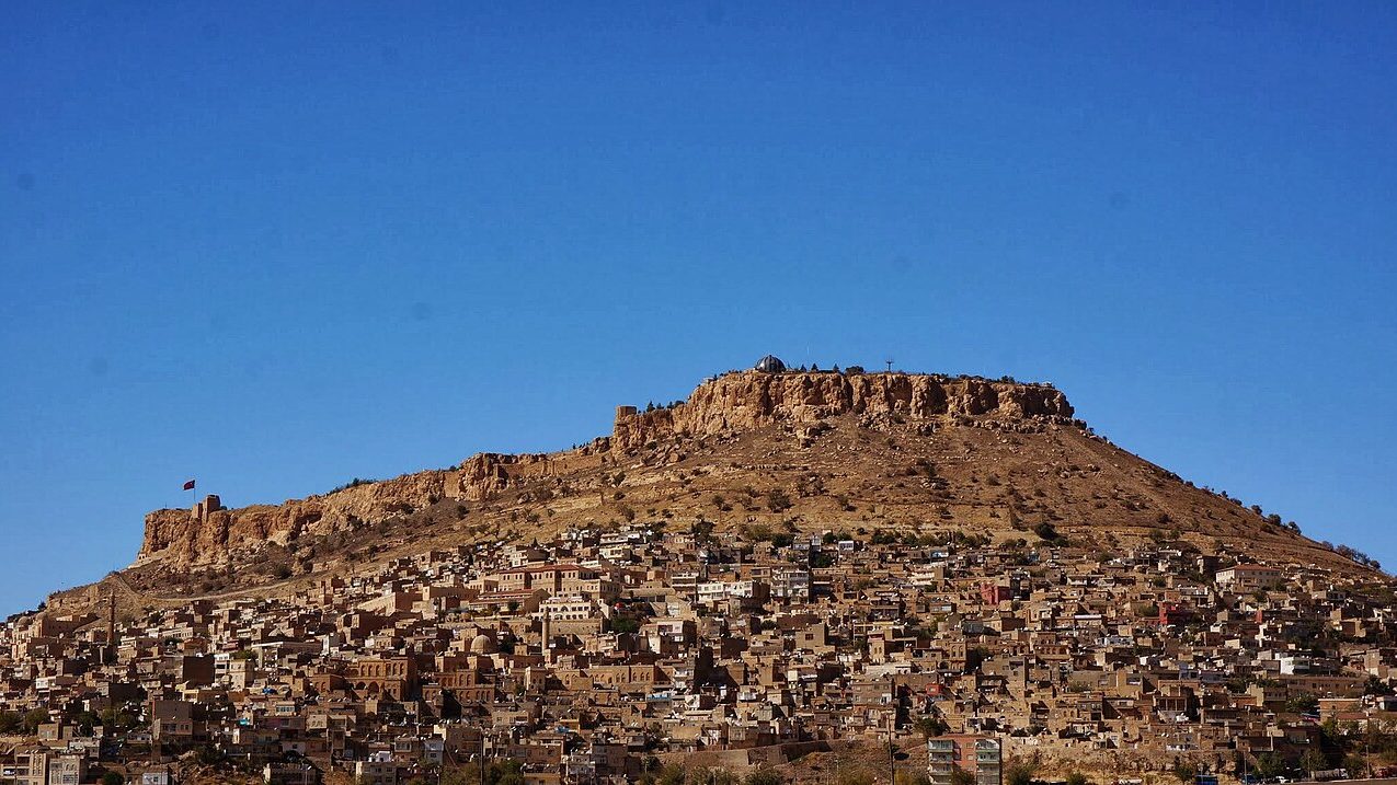 Mardin tarihi taş evleri ve Mezopotamya ovası manzarası
