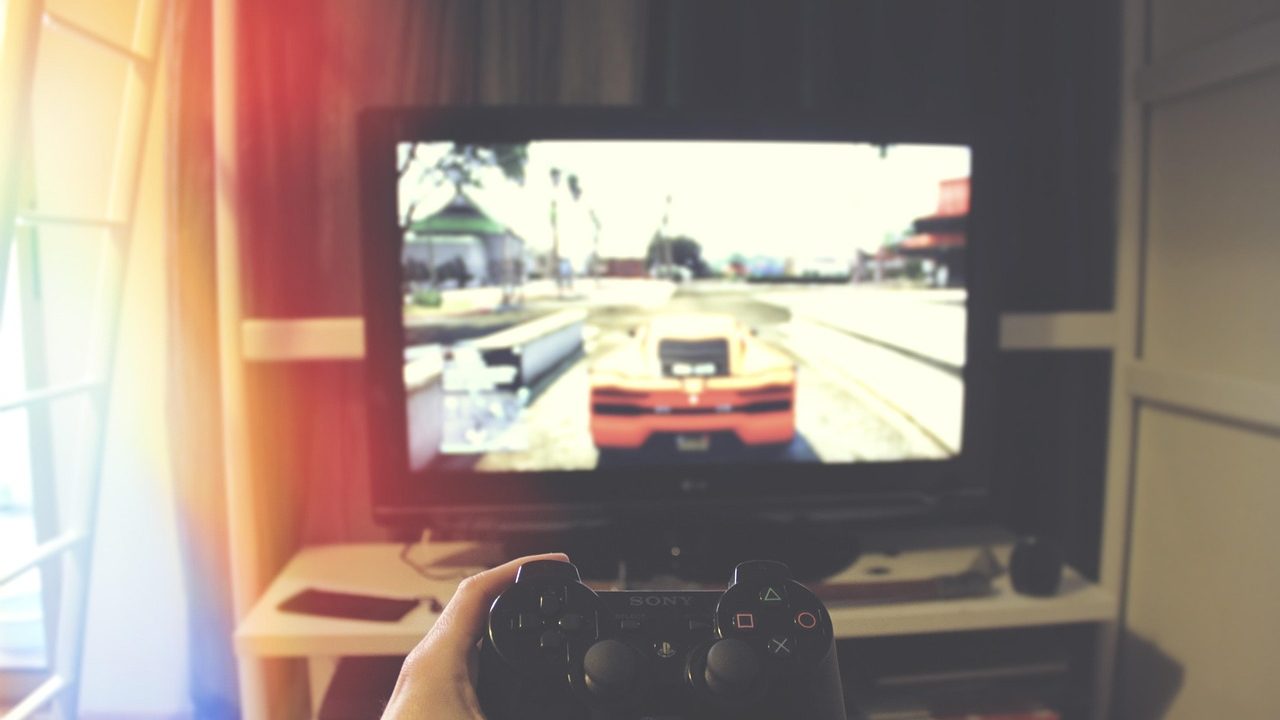 Mobil ekranda süper araba yarışı ve Asphalt 9 arayüzü