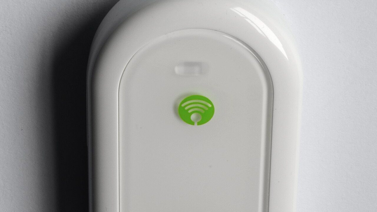 Modemin internet ışığı yanmıyor sorunu yaşayan bir kullanıcının ağ kablolarını kontrol etmesi