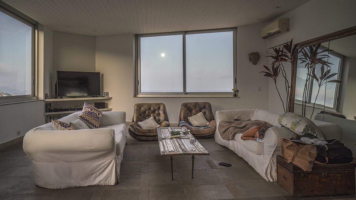 Modern salon dekorasyonu, dekoratif ayna ve minimalist mobilya yerleşimi