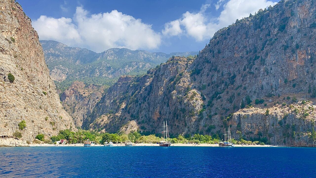 Muğla Kelebekler Vadisi kıyısında doğa manzaralı kamp alanı ve çadırlar