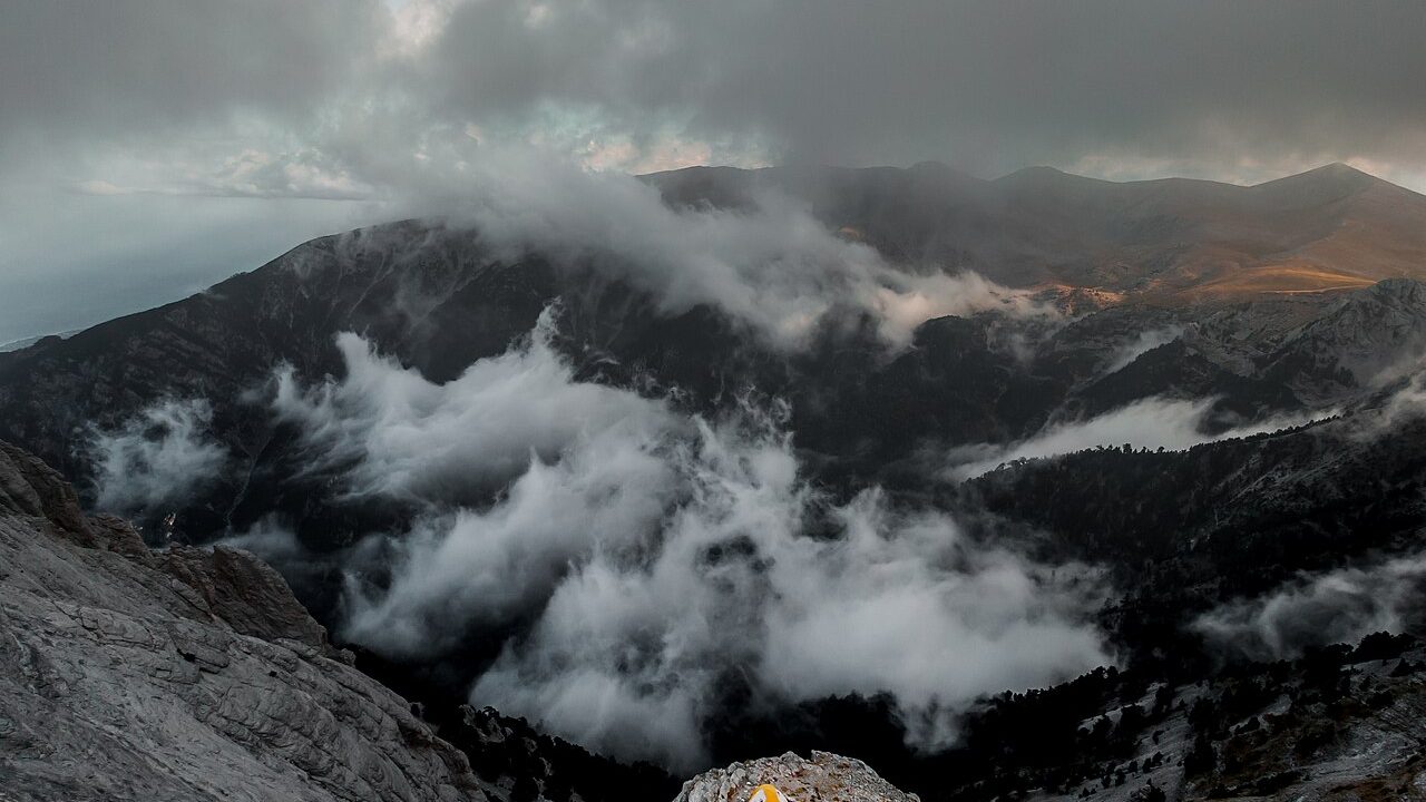 Olimpos sahilinde deniz, antik kalıntılar ve doğa manzarası