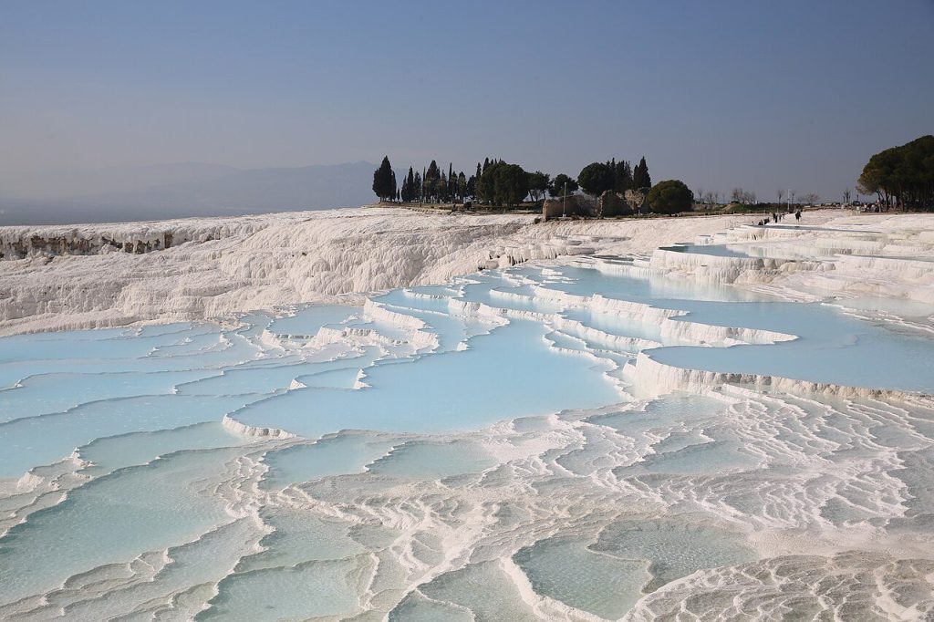Pamukkale Gezilecek Yerler: Travertenler ve Hierapolis