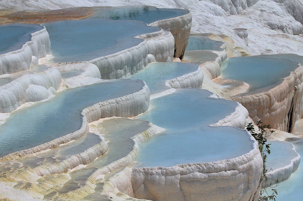Pamukkale Gezilecek Yerler: Travertenler ve Hierapolis