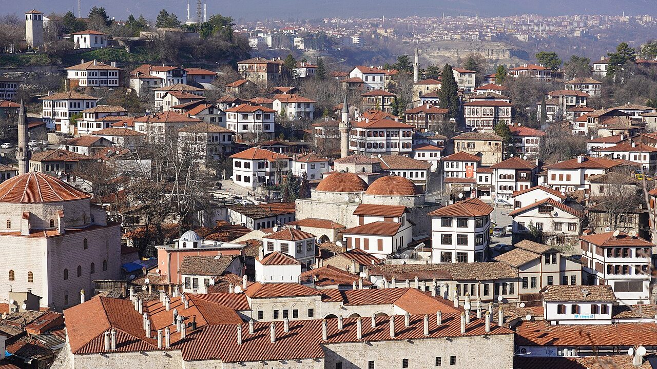 Safranbolu tarihi konakları ve geleneksel Osmanlı mimarisi sokak manzarası