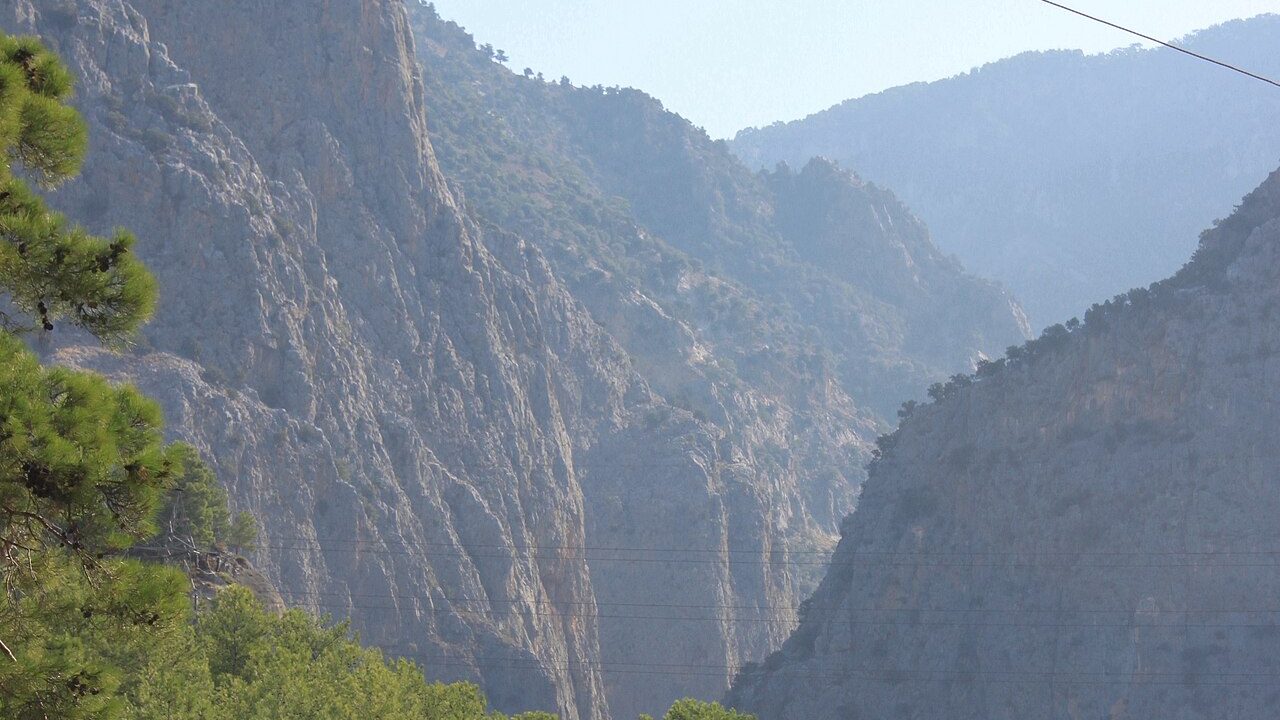 Saklıkent Kanyonu dik kaya yamaçları ve ahşap yürüyüş yolu manzarası