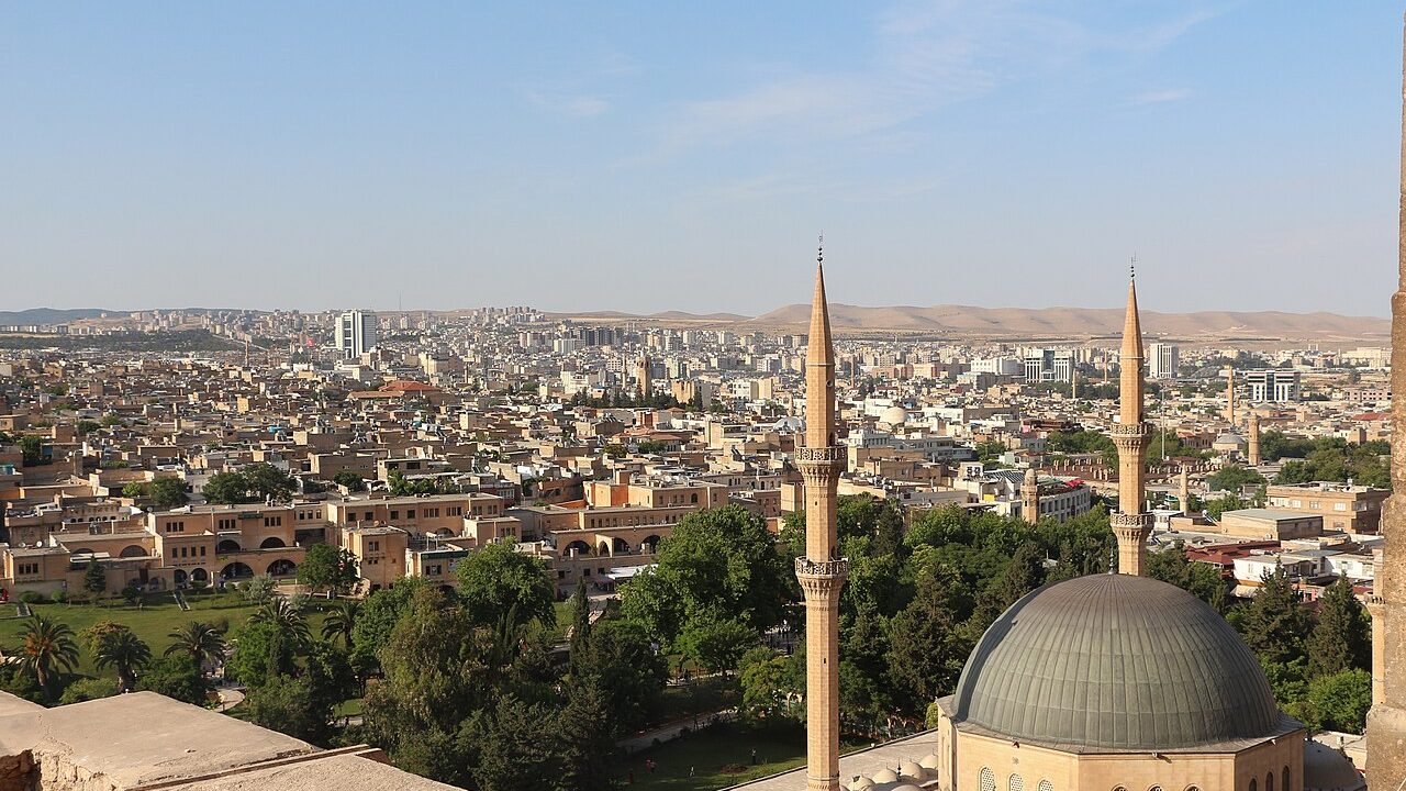 Şanlıurfa Göbeklitepe arkeolojik alanı ve Balıklıgöl manzarası