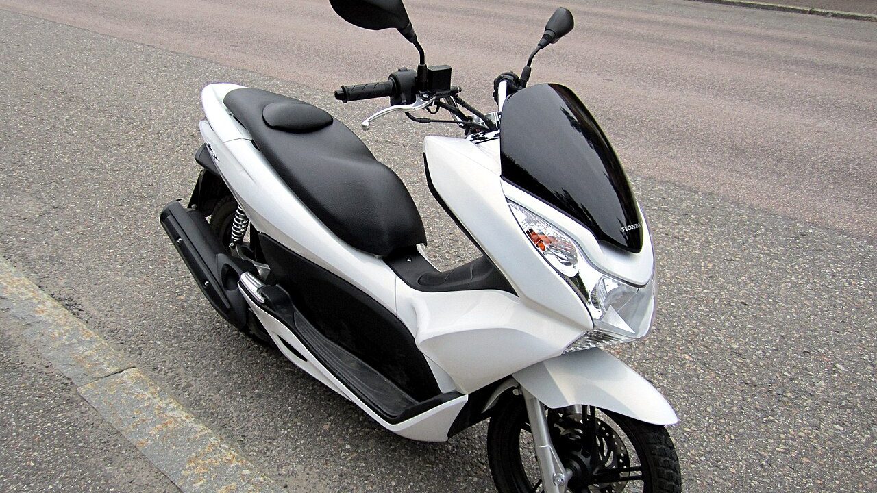 Şehir içi yolda kullanılan PCX 125 scooter