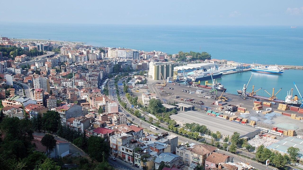 Trabzon Sümela Manastırı ve Karadeniz dağ manzarası