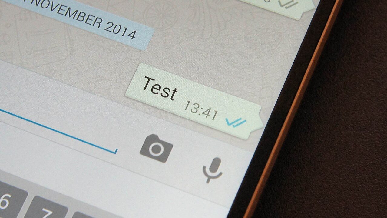 WhatsApp Web arayüzünü bilgisayar ekranında kullanan bir çalışan