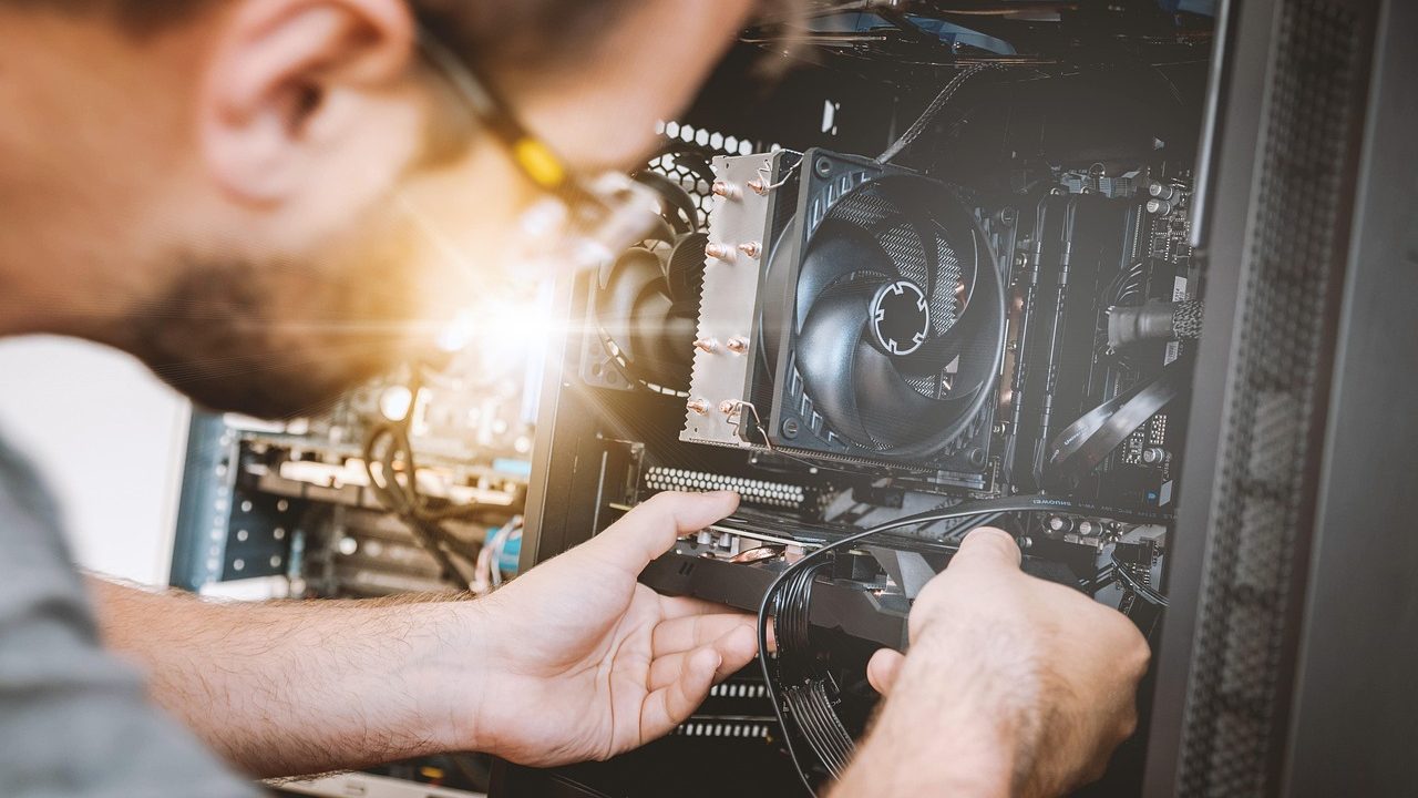 Windows 11 işletim sistemi kurulumu yapılan bilgisayar ve masaüstü ekranı